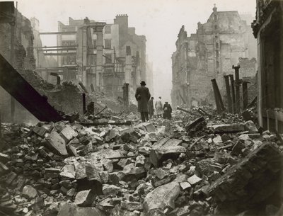 Die Stadt London nach einem Bombenangriff von English Photographer